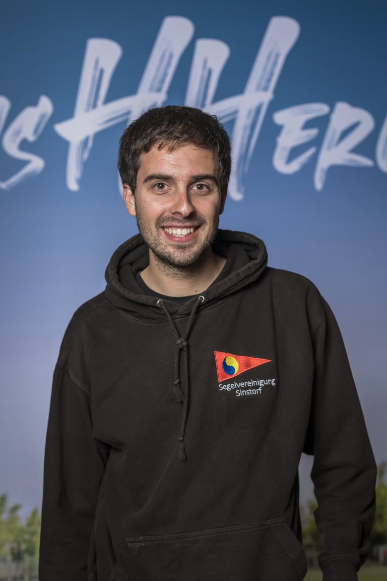 Christoph HirchHauptpreis-Gewinner des VereinsHHero-AwardsChristopher Hirch trat als Jugendlicher in seinen Verein ein und übernahm schnell Verantwortung: Er leitete das Jugendtraining und organisierte die Jugendfreizeit. Er kümmert sich um Spenden, Anträge, Öffentlichkeitsarbeit und Events. Während der Corona-Pandemie setzte er Hygienekonzepte um und war Projektleiter für Sportanlagenumbauten. Als Schatzmeister und aktiv in der Hamburger Segeljugend, sorgt er dafür, dass auch ärmere Kinder am Segelsport teilnehmen können. Christopher Hirch ist unser VereinsHHero. Herzlichen Glückwunsch zum Hauptpreis! Danke Chris! Du bist wichtig!