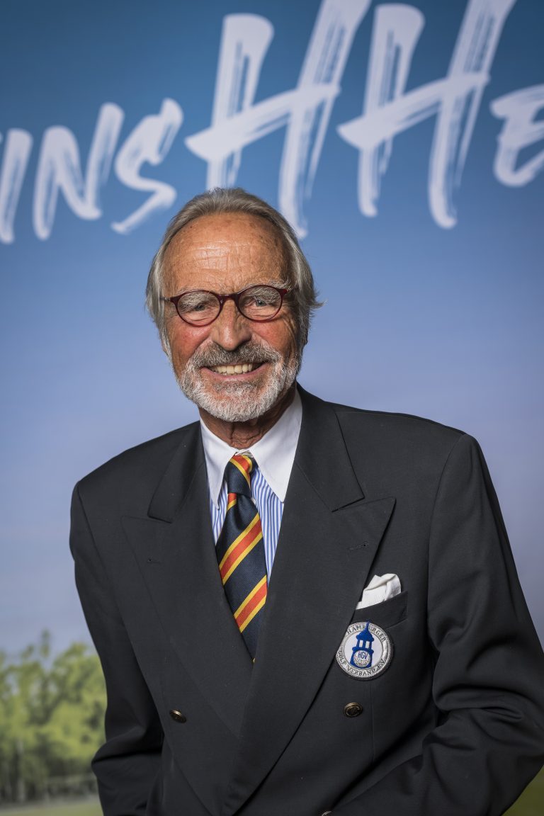 Georgi v. der Osten-SackenGewinner in der Kategorie "Schiedsrichter/-in"Unser VereinsHero Georgi von der Osten-Sacken ist als Schiedsrichter eine unverzichtbare Persönlichkeit im Sport. Seit 1989 engagiert er sich für den Hamburger Golf Verband, war bei den Hanseatic International Youth Open und dem Jugendländerpokal aktiv. Bis 2022 bildete er Golf-Schiedsrichter aus und legte das Fundament für kommende Generationen. Sein besonderes Anliegen ist der inklusive Golfsport. Bescheiden und humorvoll, ist er unser VereinsHHero in der Kategorie „Schiedsrichter“. Danke, Georgi! Du bist wichtig!