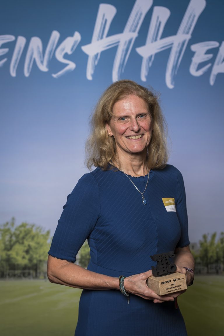 Ines KerstenGewinnerin in der Kategorie "Trainer/-in"Unsere VereinsHHero-Trainerin Ines Kersten wurde von 32 Personen für ihren „Mega-Job“ nominiert! Mit guter Laune und beeindruckendem Einsatz motiviert sie ihre Schützlinge und zeigt selbst, dass Triathlon auch in der Altersklasse 60+ machbar ist. Im Verein „Triabolos Hamburg e.V.“ organisiert sie das Kinderschwimmen und unterstützt Eltern, Trainer*innen und Bäderland. Durch ihr Engagement haben 300 Kinder schwimmen gelernt – eine lebenswichtige Leistung für Hamburg. Sie ist unsere Heldin in der Kategorie „Trainerin“. Danke, Ines! Du bist wichtig!