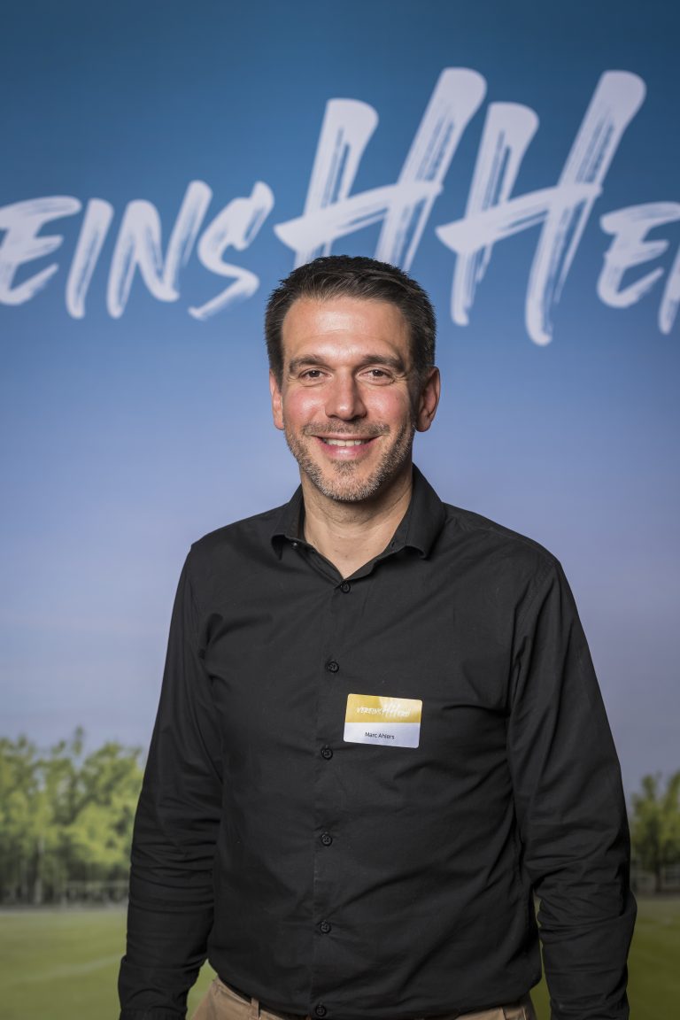 Marc AhlersGewinner in der Kategorie "Vereinsfunktionär/-in"Im Jahr 2007 begann Marc Ahlers seine Reise als Fußball-Kindertrainer. Den Jahrgang 2001 betreute er bis zur A-Jugend und führte ihn an die Spitze der Hamburger Oberliga. Doch bald reichte ihm das Trainerdasein nicht mehr: 2012 trat er als 2. Vorsitzender in den Vereinsvorstand ein, 2015 folgte der Vorsitz. Seither hat sich die Mitgliederzahl auf 1100 verdoppelt und der Verein zählt 57 gemeldete Fußball-Teams. Für seinen langjährigen Einsatz als 1. Vorsitzender und Vereinsfunktionär erhielt er nun den VereinsHHero-Preis in der Kategorie „Vereinsfunktionär“. Danke, Marc! Du bist wichtig!