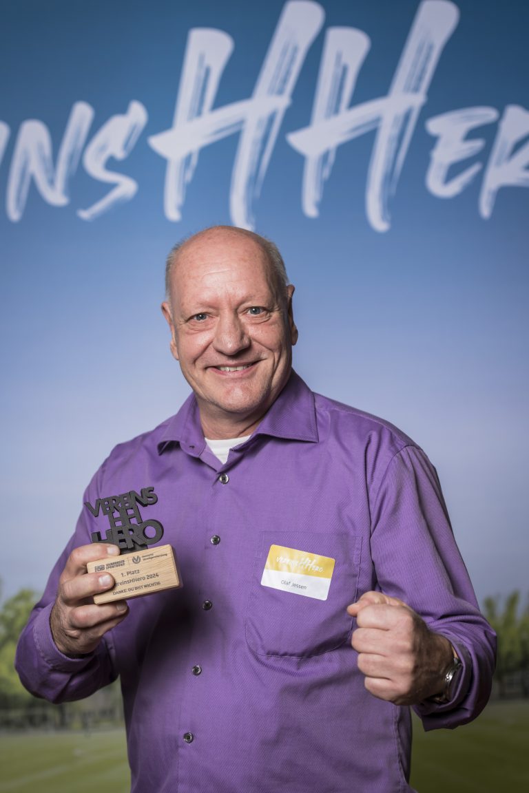 Olaf JessenGewinner in der Kategorie "Engagierte"„Sport ist ein Spiegel der Seele des Menschen.“ Dieser Spruch trifft auf Olaf Jessen besonders zu. Als Kind selbst unkontrolliert und zu Gewalt neigend, rettete ihn der Sport - vor allem das Boxen. Er wurde Hamburger Meister, deutscher Vizemeister und gründete 2010 den Verein Boxschool e.V. Dieser unterstützt 26 Hamburger Schulen mit Kursen zur Gewaltprävention und Selbststärkung. Disziplin, Empathie und Selbstwirksamkeit stehen im Fokus. Olaf Jessen zeigt, wie Sport das Leben von Jugendlichen positiv beeinflussen kann. Er ist unser VereinsHHero in der Kategorie „Engagierte“. Danke, Olaf! Du bist wichtig!