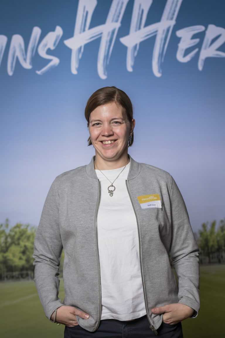 Steffi DüvelGewinnerin in der Kategorie "Abteilungsleitung"Manchmal steht ein Name fast stellvertretend für einen ganzen Verein – so wie der von Steffi Düvel. Unsere VereinsHHero-Preisträgerin ist seit ihrer Kindheit beim TSV Stellingen von 1888 aktiv: als Turnhelferin, Übungsleiterin, FSJlerin und schließlich Sport- und Fitnesskauffrau. Heute leitet sie die Geschäftsstelle und steht nachmittags in ihrer Freizeit in den Sporthallen. Seit ihrem 20. Lebensjahr führt sie die Handballabteilung, die trotz knapper Hallenplätze wächst. „Der TSV Stellingen – ohne Steffi geht nicht!“ Sie ist unsere Heldin in der Kategorie „Abteilungsleitung“. Danke, Steffi! Du bist wichtig!