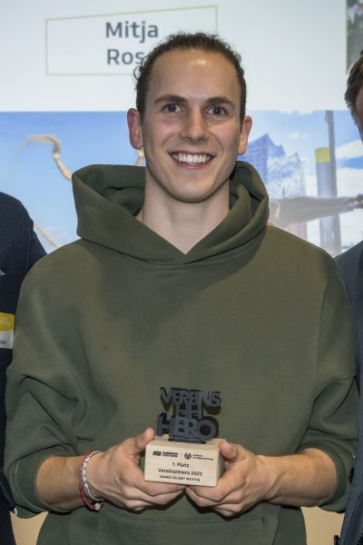 Mitja RoseGewinner der Kategorie AbteilungsleitungMitja Rose bildet mit seinem Team eine integrative und weltoffene Community. In seinem Verein wird er als Macher, Motivator und Motor beschrieben – jemand, der seine Sportart entscheidend prägt. Er gibt Trainings, organisiert Turniere und offene Workshops und wird sogar von der Behörde als Experte angefragt, wenn in Hamburg eine Outdoor-Fitness-Anlage entstehen soll. Nebenbei ist er selbst aktiver Sportler und verkörpert seine Disziplin wie kaum jemand anderes. Mitja ist unser Gewinner in der Kategorie Abteilungsleitung! Herzlichen Glückwunsch! Danke Mitja! Du bist wichtig!