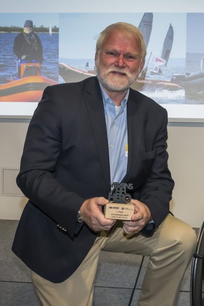 Ralf WeidnerGewinner der Kategorie Schieds- und Kampfrichter*innenSeit über 33 Jahren ist Ralf als aktiver Schiedsrichter im Deutschen Segler-Verband im Einsatz. Zudem bildet er als Lehrbeauftragter junge Nachwuchsschiedsrichterinnen aus. Darüber hinaus engagiert er sich für inklusives Segeln – unter anderem bei einer Segelgruppe von Special Olympics sowie beim
Kettler Cup für Seglerinnen mit körperlichen Beeinträchtigungen. Ralf ist Gewinner der Kategorie
Schieds- und Kampfrichter. Herzlichen Glückwunsch! Danke Ralf! Du bist wichtig!