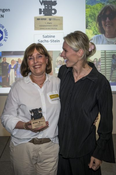 Sabine Sachs-SteinHauptpreisgewinnerin des VereinsHHero-AwardsSabine ist seit mehr als 30 Jahren als Übungsleiterin im Mutter-Kind-Turnen und Kinderturnen beim
TSV Stellingen aktiv. Mitglied ist sie seit über 50 Jahren – und seitdem maßgeblich für einen
reibungslosen Ablauf des Vereinslebens verantwortlich. Jedes Jahr leitet Sabine zudem die Aufführung des Weihnachtsmärchens und übernimmt dabei Regie, Soufflage und Bühnenbild fast im
Alleingang. Als Turnlehrerin arbeitet sie stets freundlich, motivierend und mit viel Herz mit den Kindern zusammen. Sabine ist Hauptpreisgewinnerin des VereinsHHero-Awards. Herzlichen
Glückwunsch! Danke Sabine! Du bist wichtig!
