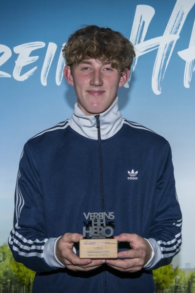 Terje TomczakGewinner der Kategorie Übungsleitung/ TrainerTerje ist als Jugendtrainer beim FC Alsterbrüder von 1948 aktiv. Mit knapp 18 Jahren trainiert er den
Jahrgang 2013, unterstützt als Co-Trainer den Jahrgang 2010, übernimmt die Social-Media-Arbeit, betreut die 1. Herren und kümmert sich zusätzlich um die Beflockung der Trikots. Neben seiner Ausbildung trägt er damit maßgeblich zur sportlichen Entwicklung vieler Kinder bei – ein echtes Paradebeispiel für ehrenamtliches Engagement. Terje ist Gewinner der Kategorie Übungsleitung/
Trainer. Herzlichen Glückwunsch! Danke Terje! Du bist wichtig!